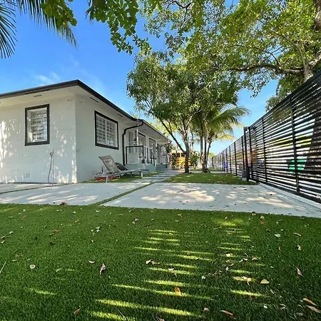 Stylish 2/1 Centrally Located!